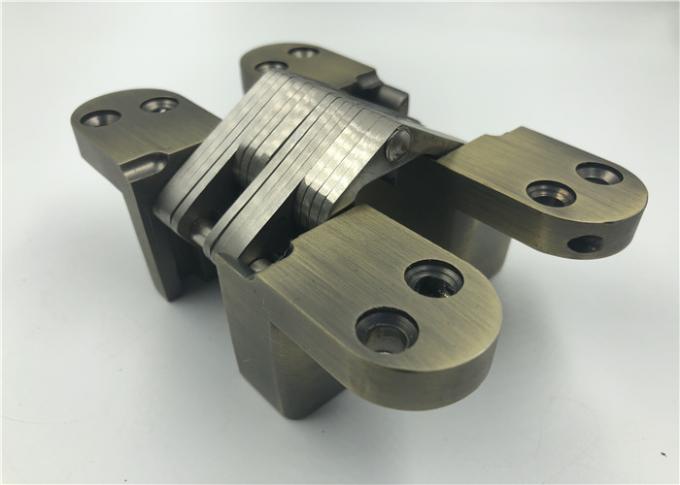 El latón antiguo encubrió las bisagras del gabinete/las bisagras de