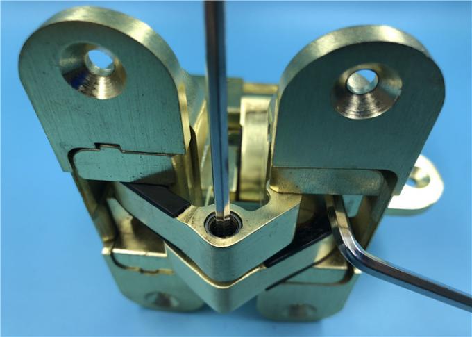 El latón del satén encubrió las bisagras de la puerta/la bisagra de