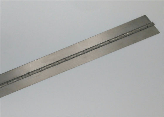 Soldadura al acero en la bisagra industrial del piano de Continious para la puerta resistente